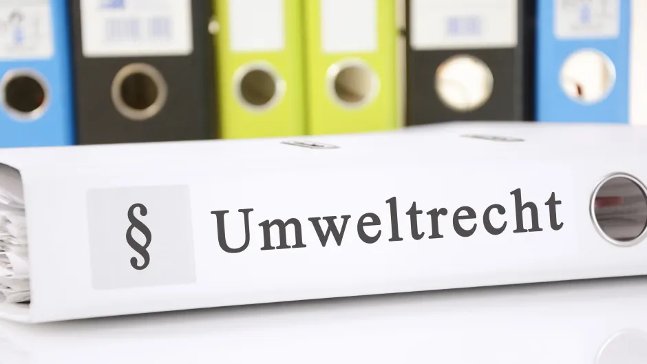 Blick auf einen Aktenordner mit der Aufschrift "Umweltrecht"
